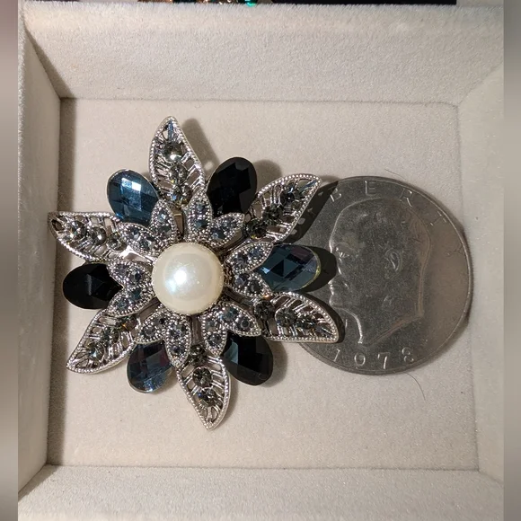 Elegant Silver and Black Floral Brooch. Add This Piece To Your Collection 🖤 - Picture 2 of 2